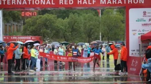“瑞晶红”共同携手瑞金国际半程马拉松雨中开跑 万人穿越“共和国摇篮”