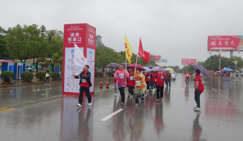 “瑞晶红”共同携手瑞金国际半程马拉松雨中开跑 万人穿越“共和国摇篮”