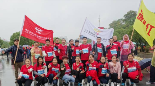 “瑞晶红”共同携手瑞金国际半程马拉松雨中开跑 万人穿越“共和国摇篮”